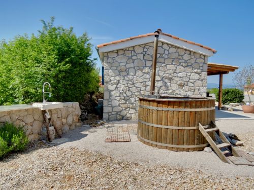 Badefass / Hot tube mit Außendusche und Steinwaschbecken Badefass / Hot tube mit Außendusche und Steinwaschbecken