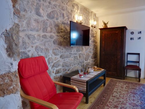 Insel Krk - Ferienwohnung Porthos Wohnzimmer mit Steinwand