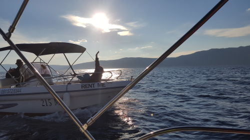 Kroatien Bootsausflug Insel Krk zur Insel Cres - Bucht von Sveti BlaÅ¾ - RÃ¼ckfahrt zur Insel Krk - im Hintergrund Istrien