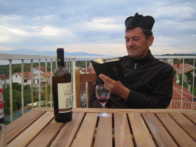 Don Camillo auf dem Balkon