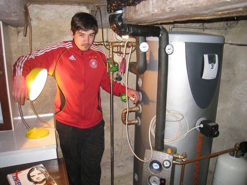 Der Warmwasserspeicher und unser stolzer Techniker Der Warmwasserspeicher und unser stolzer Techniker