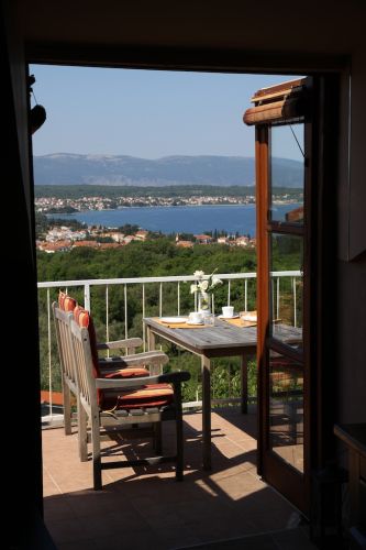 vom Balkon einen 270 Grad Meerblick auf die Bucht von Malinska über die Kvarner Bucht und auf die Insel Cres vom Balkon einen 270 Grad Meerblick auf die Bucht von Malinska über die Kvarner Bucht und auf die Insel Cres