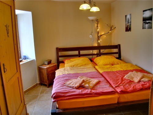 Schlafzimmer mit antikem Schrank