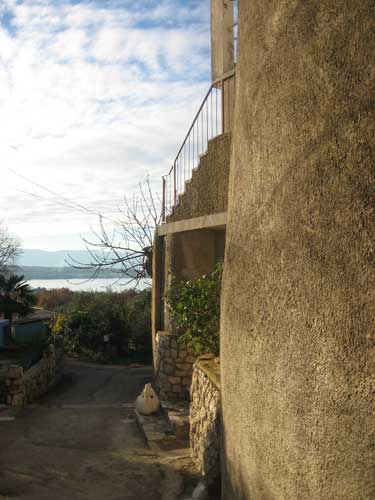 Eingang zum Pfarrhaus mit Blick zum Meer