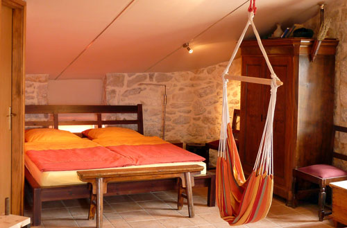 Schlafzimmer mit optionalem Hängesessel und antikem Schrank