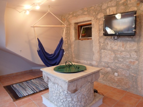 Brunnen mit TFT-Fernseher und H&auml;ngesessel
