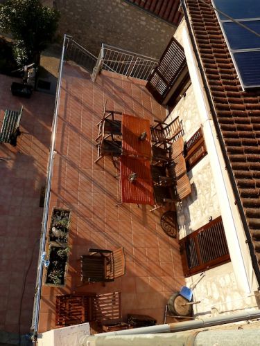 großer Balkon mit Markise