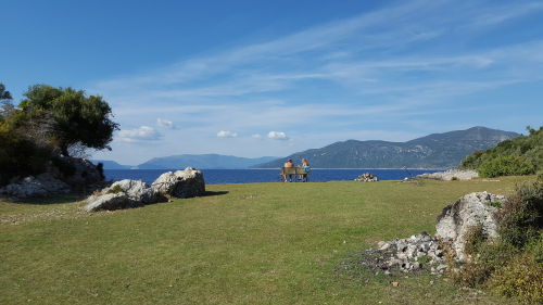 Kroatien Bootsausflug Insel Krk zur Insel Cres - Bucht von Sveti BlaÅ¾ - Picknickwiese - im Hintergrund Istrien