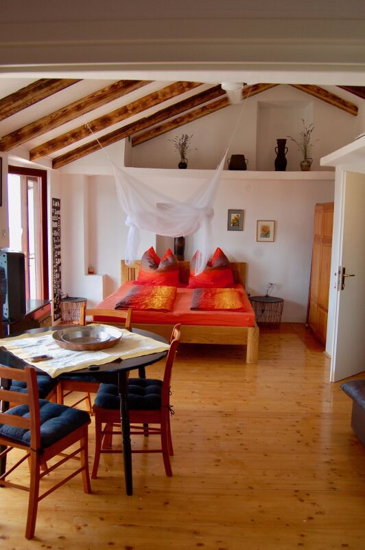 <p>großes Zimmer mit hohen Decken</p> <p>großes Zimmer mit hohen Decken</p>