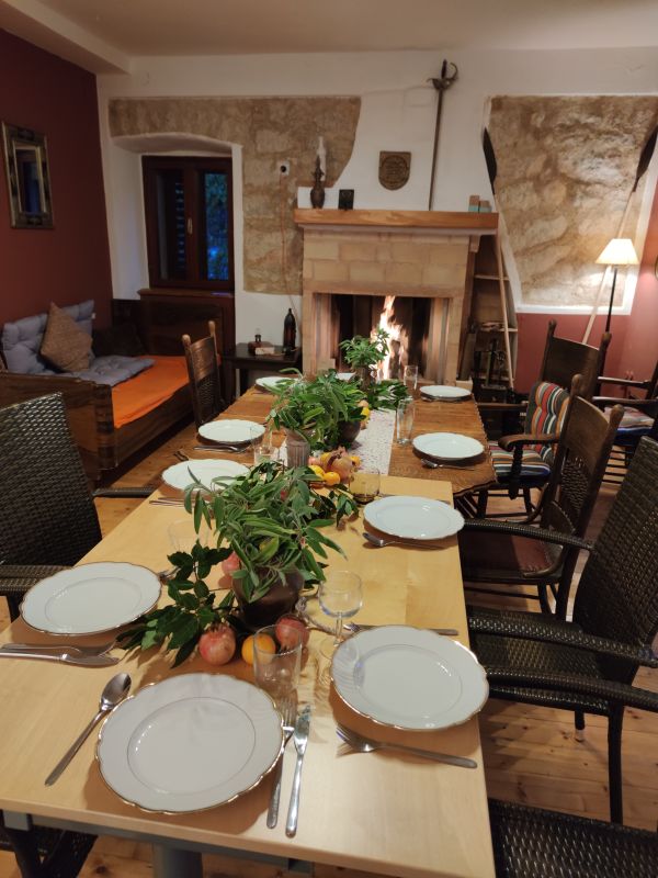 Die festliche Tafel in der Aramis vor dem offenen Kamin an dem schon die alten Musketiere verweilten