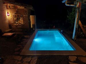 gemÃ¼tlicher Wohnbereich mit Zugang zum 2. Schlafzimmer in einer alten Zisterne mit Meerblick