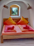 <p>kleines Schlafzimmer mit stabilem Doppelbett</p>