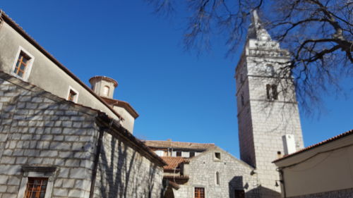 Kroatien Insel Krk Omisalj Kirchenplatz unten