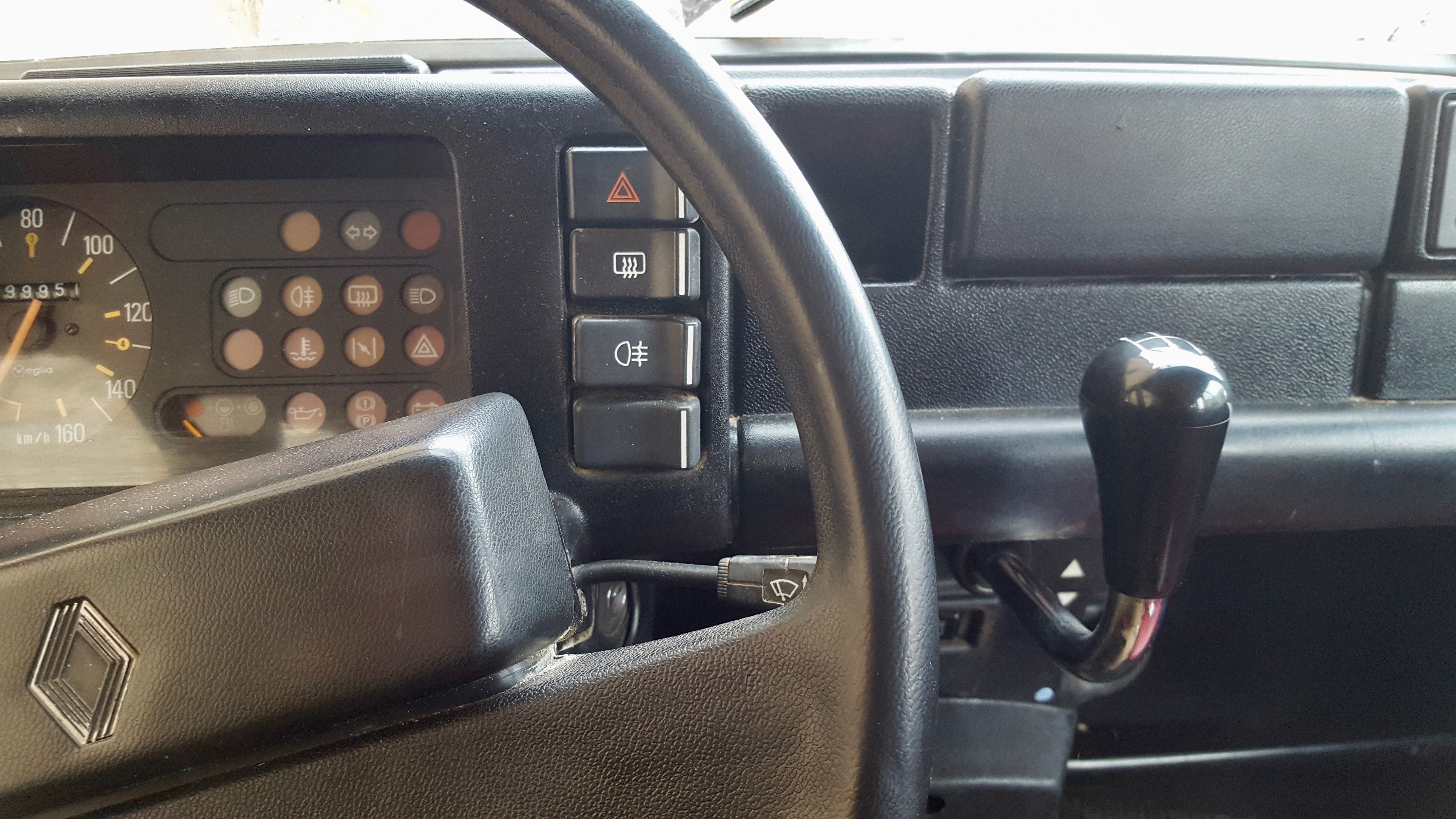 <p>Renault R4 mit der legendären Revolverschaltung</p> <p>Renault R4 mit der legendären Revolverschaltung</p>