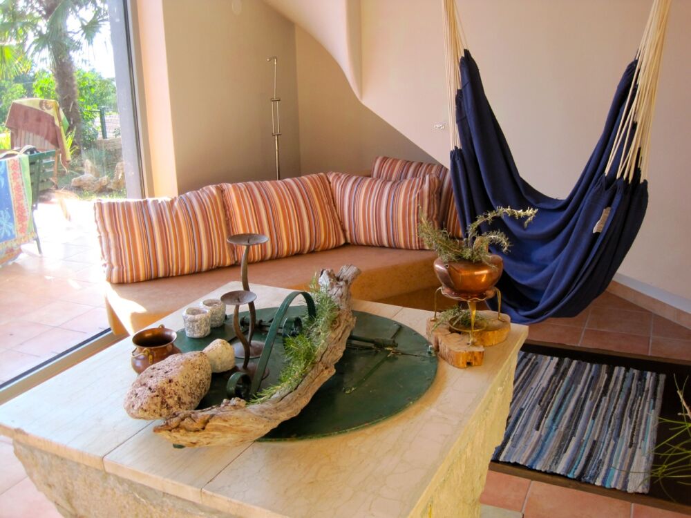 <p>Wohnzimmer mit dem alten Brunnen als Wohnzimmertisch</p> <p>Wohnzimmer mit dem alten Brunnen als Wohnzimmertisch</p>