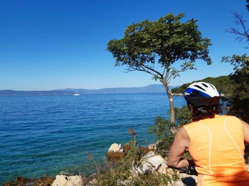 Badestopps einlegen beim Radfahren in einsamen Buchten