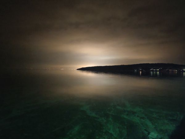 Nachtfoto am Hafen von Njivice