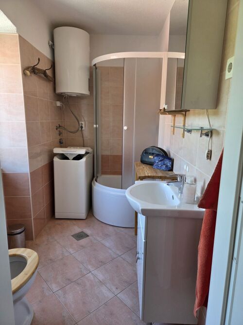 Bad mit Dusche und Waschmaschine