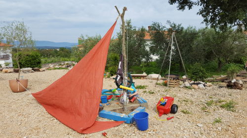 Im Garten gibt es fÃ¼r Kinder ein Piraten Sandkastenboot