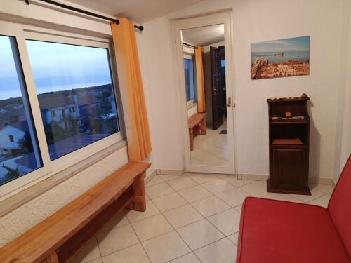 Eingangsbereich mit Couch und Panoramameerblick