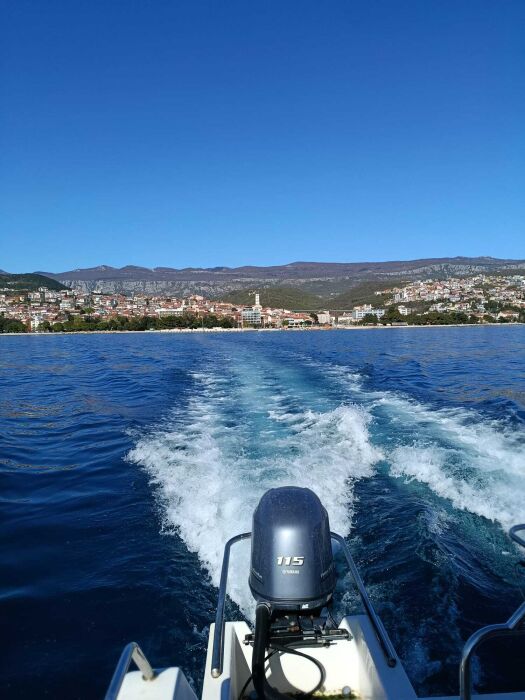 Blick auf den Hafen und dahinter die BrÃ¼cke von Crikvenica 