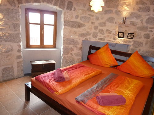 das 2015 renovierte Schlafzimmer mit Steinmauer und Nische fÃ¼r das Bett