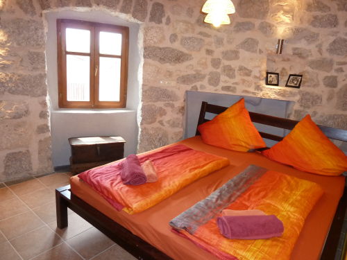 das 2015 renovierte Schlafzimmer mit Steinmauer und Nische für das Bett