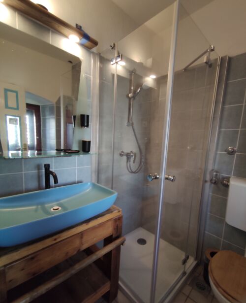 Bad mit Dusche und WC