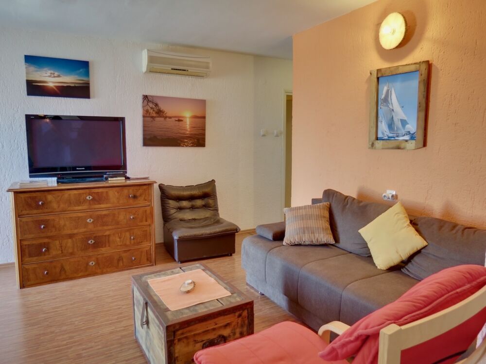 <p>Wohnzimmer mit TV mit über 300 Programmen</p> <p>Wohnzimmer mit TV mit über 300 Programmen</p>