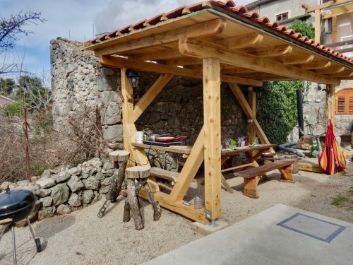 Insel Krk - Ferienwohnung Porthos mit schattiger Pergola mit OutdoorkÃ¼che, Bar und Kugelgrill