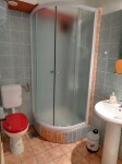 <p>Bad mit Dusche und Toilette</p>