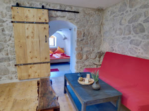 gemütlicher Wohnbereich mit Zugang zum 2. Schlafzimmer in einer alten Zisterne mit Meerblick