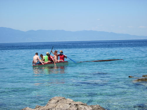 Baumstamm mit Ruderboot ziehen