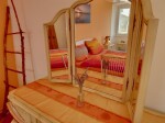 <p>Schlafzimmer - Master Bedroom - historischer Spiegelschrank</p>