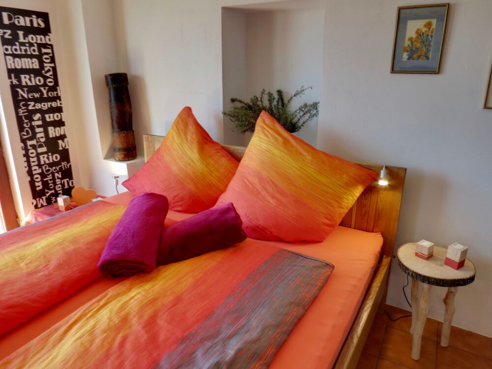 <p>massives Eichenbett</p> <p>massives Eichenbett</p>