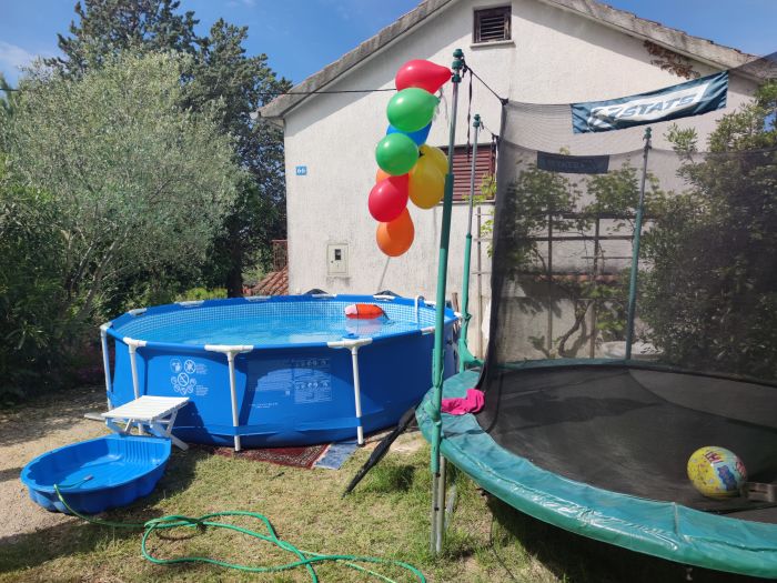 Aufstellpool und Trampolin im Detail