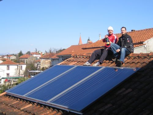 Die Solarkollektoren sind fertig montiert