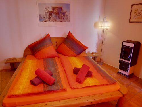 groÃes gemütliches Schlafzimmer mit eigenem Zugang vom Garten