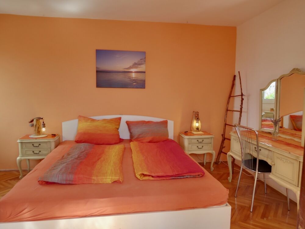 <p>Schlafzimmer - Master Bedroom</p> <p>Schlafzimmer - Master Bedroom</p>