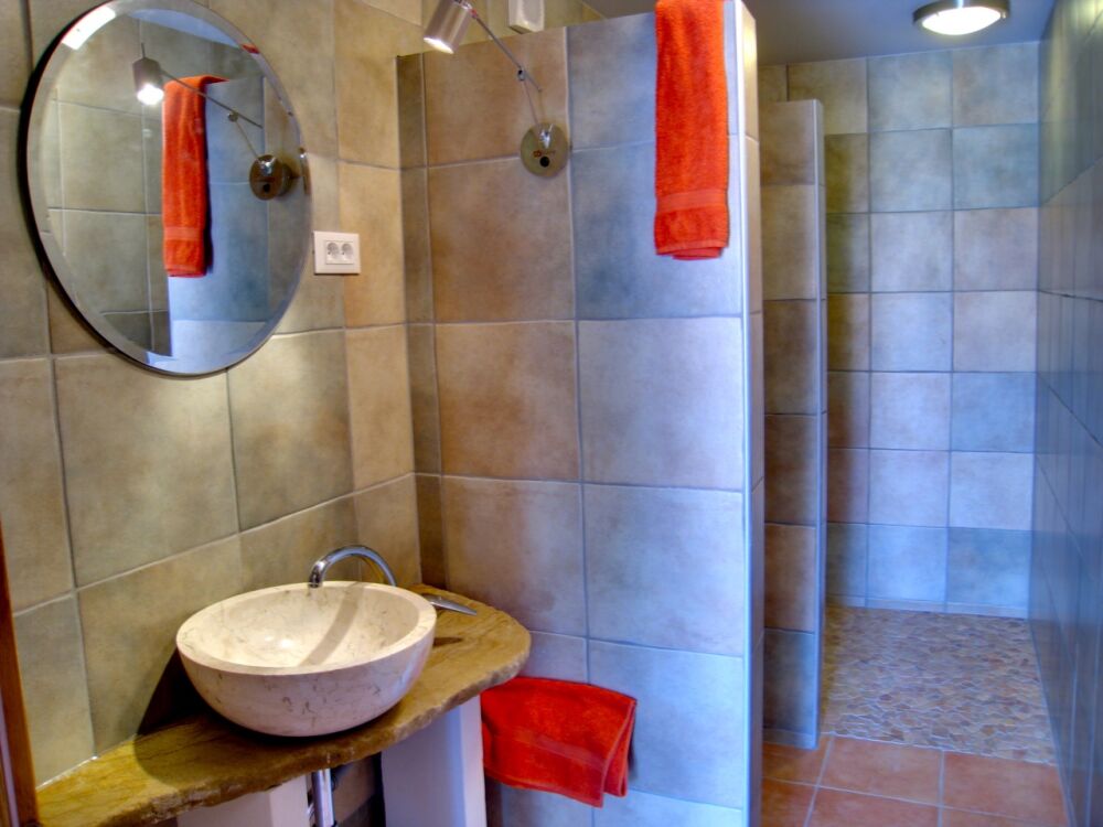 <p>Bad mit Steinwaschbecken und barrierefreier Dusche</p> <p>Bad mit Steinwaschbecken und barrierefreier Dusche</p>