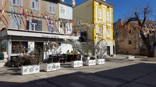 Kroatien Insel Krk Omisalj Kirchenplatz oben Konoba Ulikva