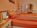 <p>Schlafzimmer - Master Bedroom - farblich abgestimmt auf die Farben des Sonnenuntergangs</p>
