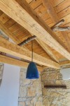 <p>originaler Dachstuhl mit spezieller Esszimmerlampe</p>