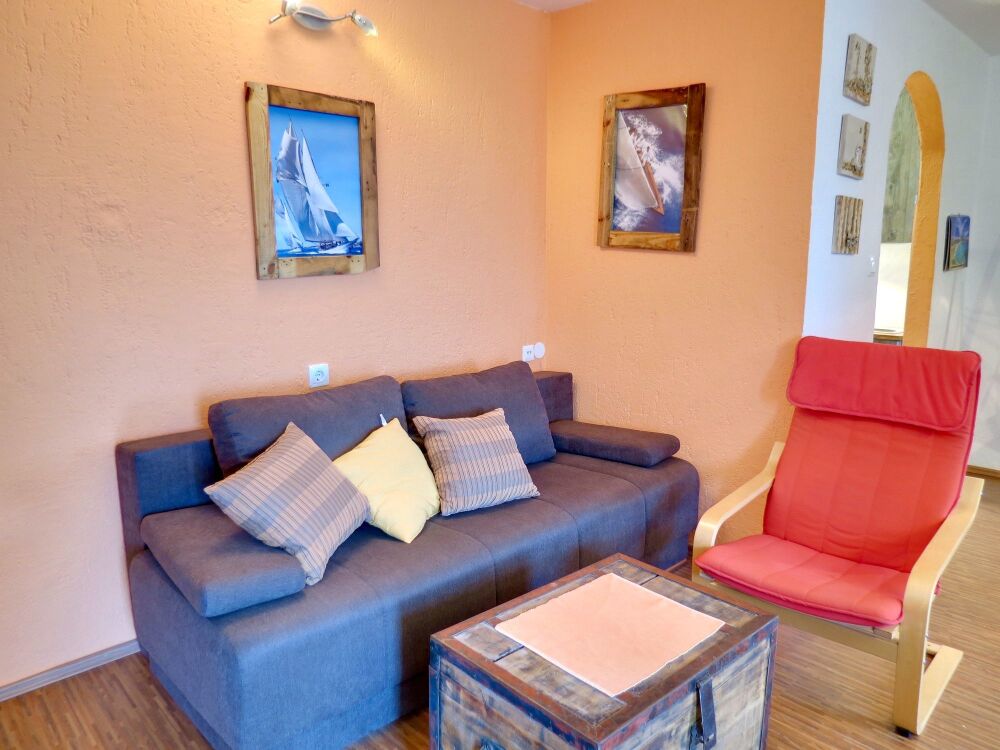 <p>Wohnzimmer mit optionaler Schlafcouch</p> <p>Wohnzimmer mit optionaler Schlafcouch</p>