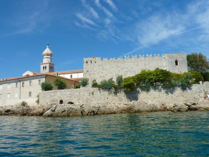 Die Burg und Bischofssitz in Krk Stadt vom Boot aus gesehen