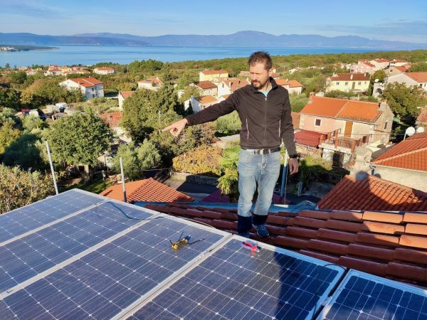 Photovoltaik Anlage auf dem Turm Dach