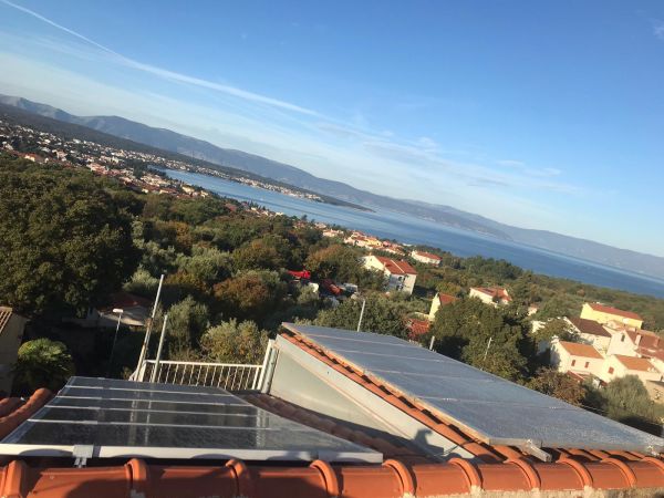 Photovoltaik Anlage auf dem Turm Dach mit Meerblick