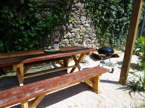 Insel Krk - Ferienwohnung Porthos mit schattiger Pergola mit Kugelgrill