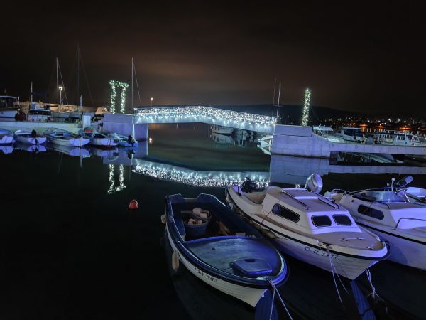 Hafen von Njivice mit Weihnachtsbeleuchtung