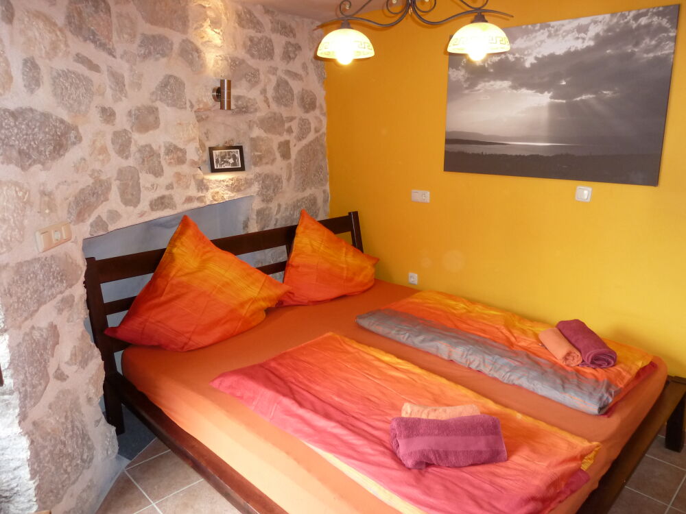 <p>Das Schlafzimmer mit Nische in der Steinwand</p> <p>Das Schlafzimmer mit Nische in der Steinwand</p>